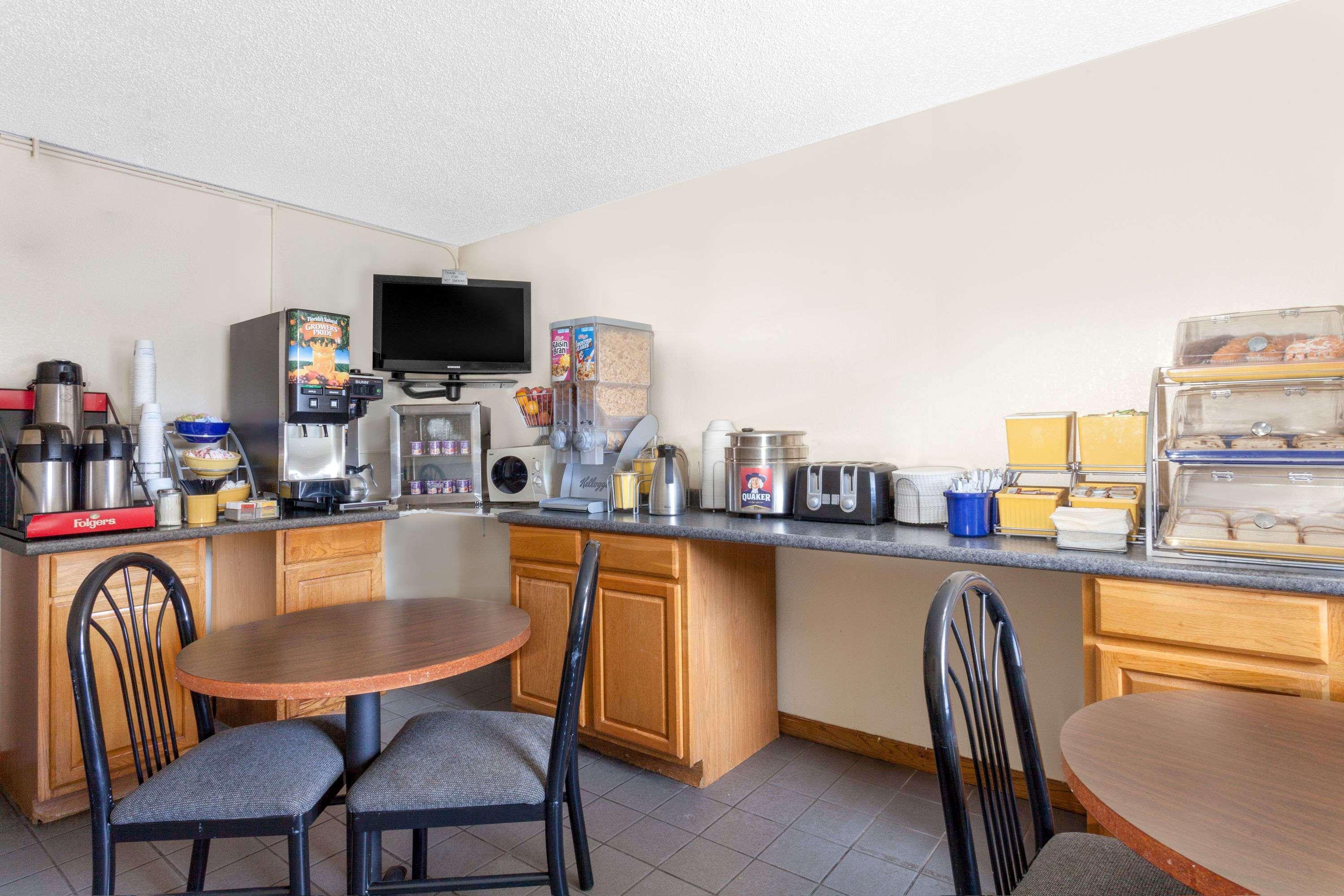 Days Inn By Wyndham Columbia Ne Fort Jackson Luaran gambar