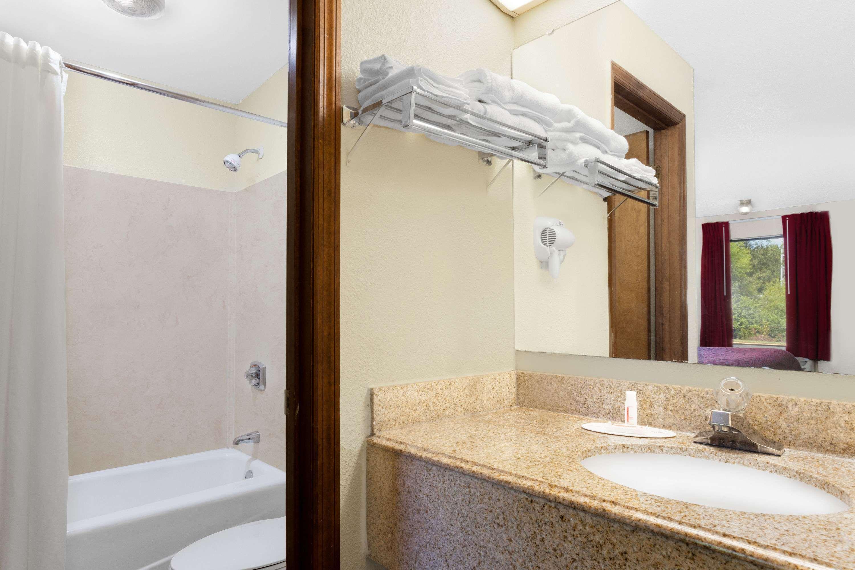 Days Inn By Wyndham Columbia Ne Fort Jackson Luaran gambar