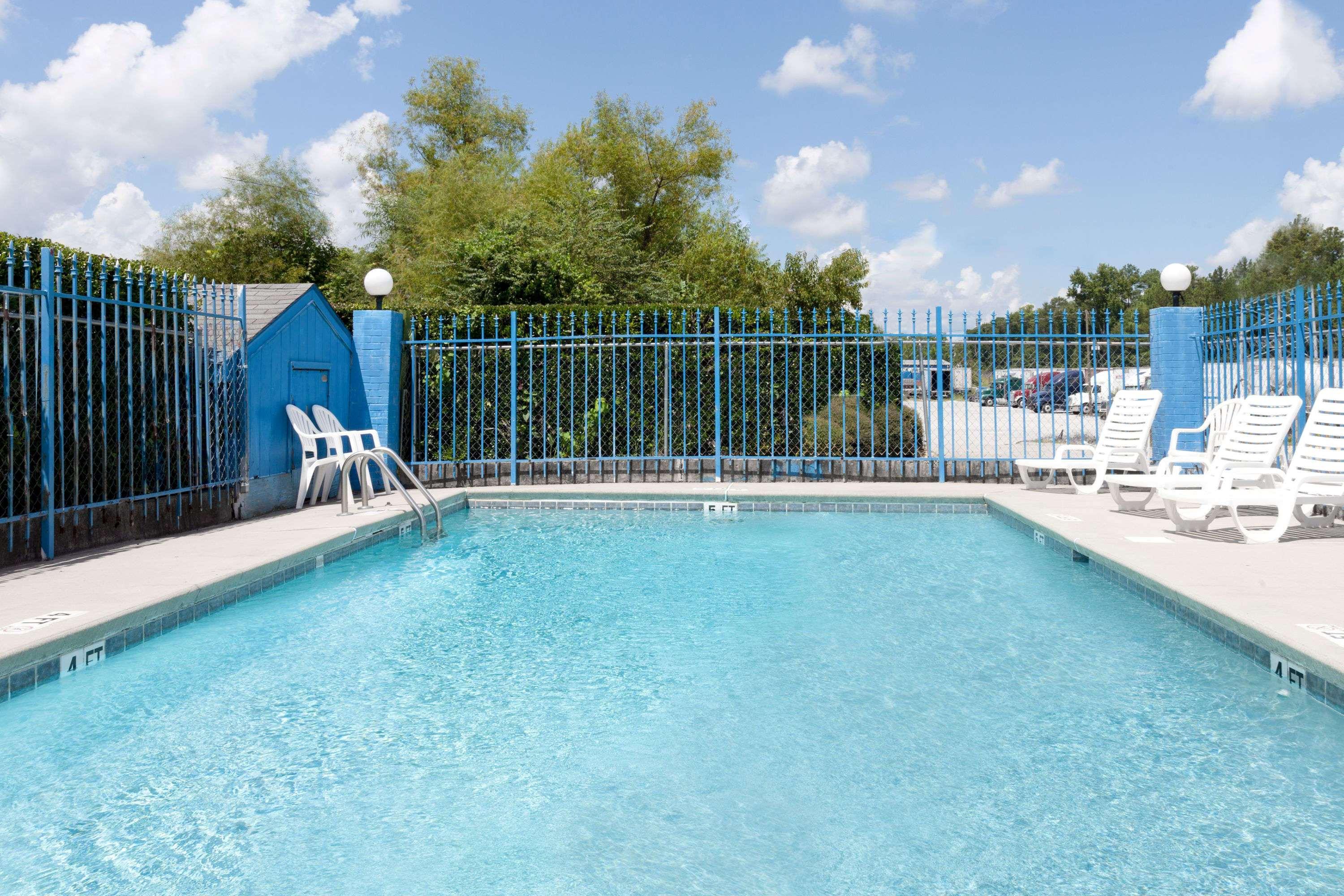 Days Inn By Wyndham Columbia Ne Fort Jackson Luaran gambar