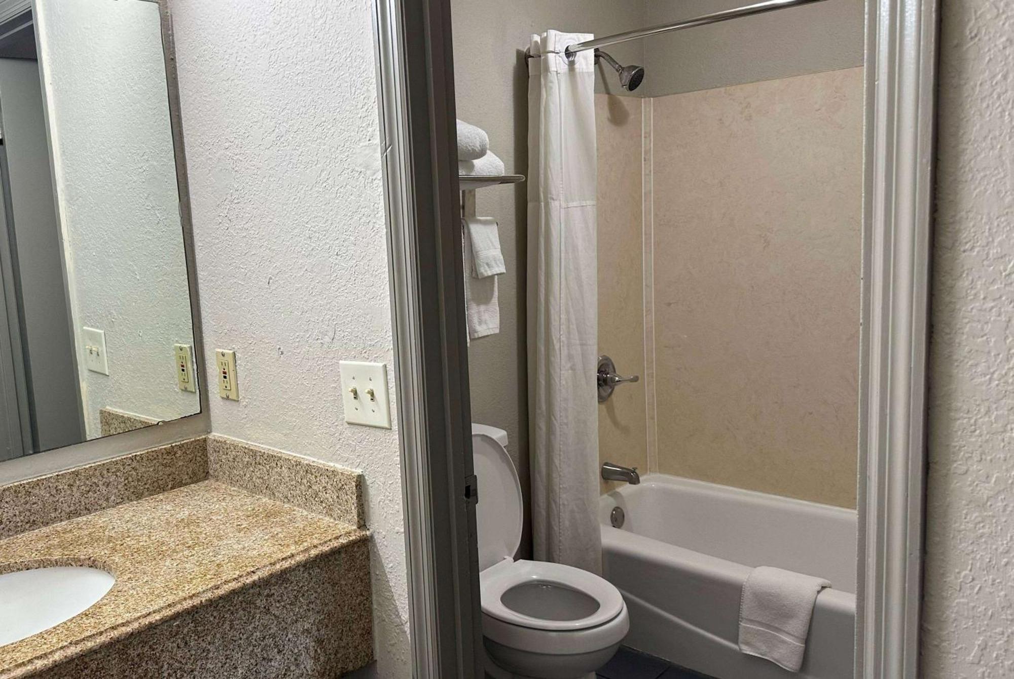 Days Inn By Wyndham Columbia Ne Fort Jackson Luaran gambar